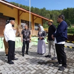 Pj Wali Kota Batu, Aries Agung Paewai, didampingi pejabat terkait saat meninjau lokasi relokasi sekolah satu atap Gunungsari.