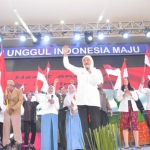 Gubernur Jawa Timur Khofifah Indar Parawansa bersama para pengurus OSIS SMK-SMA se-Jawa TImur. foto: istimewa