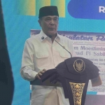 Menko PolkamJenderal TNI (Purn) Djamari Chaniago saat menyampaikan pidato dalam pembukaan Rapat Kerja Nasional (Rakernas) Jaringan Kiai dan Santri Nasional (JKSN) dan Persatuan Guru Nahdlatul Ulama (Pergunu) di Pondok Pesantren Amanatul Ummah Surabaya, Sabtu (14/2/2026). Foto: MMA/bangsaonline