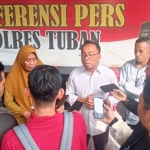 Nur Aziz mendampingi pelapor saat menyampaikan keterangan kepada awak media usai proses mediasi.