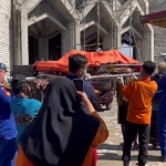 Jasad nelayan bernama Suprapto yang ditemukan meninggal saat dievakuasi menuju RSUD Koesma Tuban.