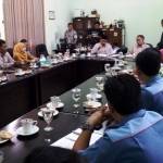 Komisi C DPRD Jombang saat memfasilitasi rapat dengar pendapat dengan warga Dusun Balongrejo, Desa Pundong, Kecamatan Diwek, Kabupaten Jombang, Jumat (14/10). foto: ROMZA/ BANGSAONLINE