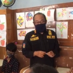 Nurkhamid, Sekretaris Kantor Satpol PP Kota Kediri menyempatkan berdialog dengan salah satu siswa di SLB Bhakti Pemuda Tamanan usai menyerahkan bantuan. (foto: Ist.)