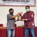 Direktur RSNU Tuban, dr Didik Suharsoyo bersama Ketua PWI Tuban saat acara HPN 2021 di kantor PMI.