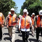 Gubernur Khofifah saat kunjungan kerja di PT SIER di kawasan Rungkut Surabaya, Jumat (13/9/2019). foto: istimewa/ bangsaonline.com