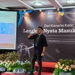 Orista Primadewa H, CEO Oris Pictures, saat menjadi pembicara. Foto: MUJI HARJITA/ BANGSAONLINE