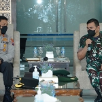 Pangdivif 2 Kostrad Mayjen TNI Syafrial (kanan) saat berbincang dengan Kapolda Jatim Irjen Pol Nico Afinta.