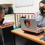 Pelaku saat dimintai keterangan Petugas Polres Bangkalan.