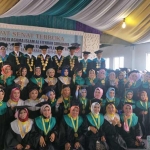 Para wisudawan STAI Al Fithrah foto bersama usai prosesi wisuda. foto: DIDI ROSADI/ BANGSAONLINE