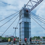 Tim Vertical Rescue Regional Kediri mulai membersihkan pilar Jembatan Brawijaya dari sisi timur. Foto: MUJI HARJITA/ BANGSAONLINE.com