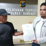 Pengelola Waterpark Arjasa Kangean saat menunjukkan laporan polisi