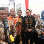 
Pengacara Hotman Paris Hutapea menemui Gubernur Jawa Timur Khofifah Indar Parawansa di Gedung Negara Grahadi. Foto: devi fitri friyanti/BANGSAONLINE.com. 