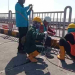 Proses pengerjaan pemasangan kabel di Jembatan Suramadu.
