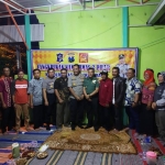 Para pimpinan Kecamatan Tambaksari foto bersama dengan para tokoh Dukuh Setro usai acara Cagkru
