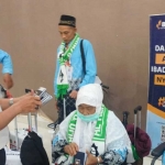 Petugas Imigrasi Surabaya ketika memberikan pelayanan Makkah Route. Foto: Ist