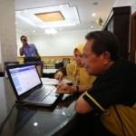 Wali Kota Mojokerto Masud Yunus ketika coba lapor SPT online sendiri. foto:yudi eko purnomo/BANGSAONLINE