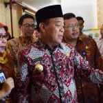 Bupati Fadeli didampingi Direktur RSUD dr. Soegiri dr. Chaidir Annas saat melihat pelayanan online.