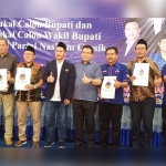 Lima bacabup dan bacawabup Partai Nasdem bersama panelis foto bersama usai penyampaian visi dan misi. foto: SYUHUD/ BANGSAONLINE