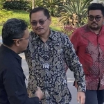 Prof. Budi Santoso, Dekan FK Unair yang dicopot oleh rektor di depan Gedung Kampus A, Senin (8/7/2024).