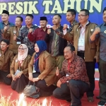 Nurul Yatim usai terpilih menjadi Ketua AKD foto bersama Ketua DPRD Fandi Akhmad Yani dan Wakil Ketua Asluchul Alif. foto: SYUHUD/ BANGSAONLINE