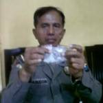 Kabag Humas Polres Sumenep Hasanuddin menunjukkan BB berupa pil. foto: BANGSAONLINE