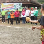 Deputi Pembudayaan Olahraga Kemenpora RI Puji Rahayu saat meninjau pertandingan sepak takraw antara Kecamatan Montong melawan Kecamatan Palang. 