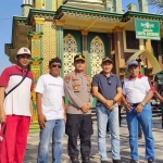 Rofik bersama forkopimcam foto bersama usai peresmian Masjid Baitul Mukminin. Foto: AAN AMRULLOH/ BANGSAONLINE
