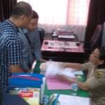 Fauzi mantan anggota Satpol PP saat menyerahkan surat pengaduan ke DPRD dan diterima bagian umum sekretariatan. (arif kurniawan/BANGSAONLINE)