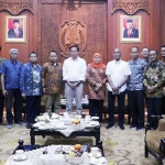 Gubernur Jatim Khofifah Indar Parawansa saat menerima audiensi dari Pengurus PWI dan SIWO Jatim di Gedung Negara Grahadi Surabaya, Kamis (6/2).