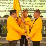 Eko Wahyudi, Anggota Komisi IV DPR RI (kiri) menyerahkan bendera Golkar kepada Ahmad Supriyanto
