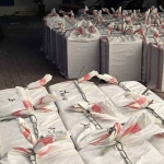 Puluhan Ribu bungkus rokok ilegal dipacking dalam karung, yang berhasil diamankan dari sebuah truk bok yang ditangkap tim Bea Cukai Madiun di ruas tol Surabaya-Madiun, kilometer 610, Jumat (26/9/2025). Foto: Dok. Bea Cukai Madiun