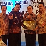 Camat Balongpanggang, M. Jusuf Ansyori saat menerima penghargaan dari Bupati.