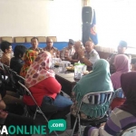 Satpol PP Kota Malang memimpin rapat instruksi penertiban PKL di RSSA yang dihadiri 19 PKL, Polres, dan Dishub, Kamis (02/08). foto: IWAN/ BANGSAONLINE