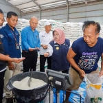 Pjs Bupati Trenggalek saat berada di gudang Bulog.