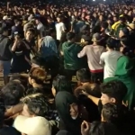 Detik-detik kericuhan antar penonton saat konser musik dalam rangka pembukaan Porkab Tuban VII di Alun-Alun Tuban.