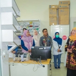 Gubernur Khofifah saat meninjau pelayanan di RSUD Syamrabu Bangkalan.