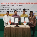 Ketua Umum Yayasan Bina Cendekia Muslim Pancasila (YBCMP),  KH. Anwar Iskandar (kiri) usai penandatanganan MoU. (Ist)