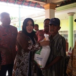 Bupati Mojokerto, Ikfina Fashmawati, saat memberi bantuan cadangan pangan pada KPM.