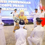 Gubernur Khofifah turut melakukan prosesi penyiraman air bunga dalam penerimaan Korps Praja Angkatan XXXVI.
