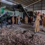 Bupati Gresik ketika mendampingi Bupati Lamongan belajar pengolahan sampah di TPA Ngipik. Foto: Ist