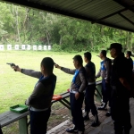 Suasana latihan menembak yang digelar Kanwil Kemenkumham Jatim untuk para Kepala Kesatuan Pengamanan Lembaga Pemasyarakatan dan Rutan (KPLP/R).