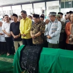 Ketua MPR RI Zulkifli Hasan memberikan sambutan usai menshalati jenazah Nur Fitriah di Masjid Al Falah Surabaya, Minggu (19/4/2017).