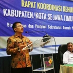 Kepala Biro Humas dan Protokol Pemprov. Jatim, Drs. Benny Sampirwanto, M.Si (kiri). 