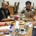 Ketua TPJ Jatim, Very Yulianto, SH dan Dewan Pengarah TPJ Jatim, DR. Broto Suwiryo, M.Hum saat mempersiapkan deklarasi TPJ Jawa Timur. foto: DIDI ROSADI/ BANGSAONLINE