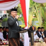 Pj Wali Kota Batu, Aries Agung Paewai saat mempimpin Apel Hari Santri Nasional