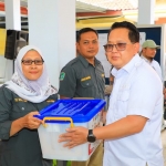 Pj Gubernur Jawa Timur, Adhy Karyono (kanan) bersama salah satu PPS di Kabupaten Lumajang