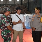 Ketua KPU Kota Kediri, Reza Cristian bersama Kapolres Kediri Kota AKBP Bramastyo Priaji dan Dandim 0809/Kediri, Letkol Inf Aris Setiawan saat di gudang logistik KPU Kota Kediri. (Ist)