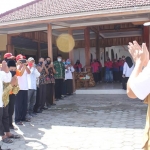 Kehadiran Bupati Mojokerto di Kampung Tangguh disambut warga desa.