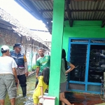 Bhabinkamtibmas Polsek Taman, Aipda Dwi Priyo, menyalurkan bantuan sembako kepada korban banjir di RT 19 RW 03 Dusun Dodokan, Desa Tanjungsari, Sidoarjo.