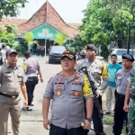 Kapolres Bangkalan AKBP Boby Paluddin Tambunan memantau langsung di PPK kota Bangkalan, memastikan bahwa logistik suara dalam keadaan aman, Sabtu (19/04).